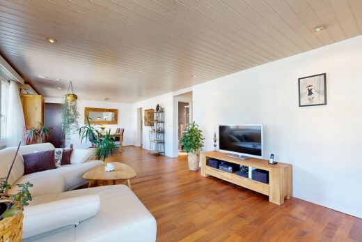 wohnzimmer mit inside property, holzfußboden, wood finish floor, fernseher, und gipskartonwand