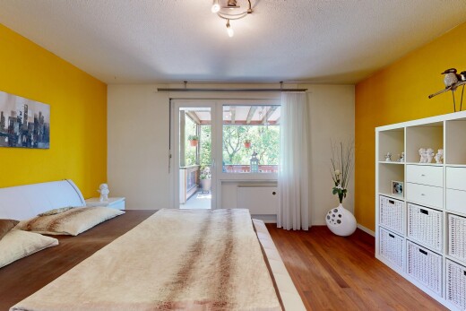 zimmer / schlafzimmer mit drywall, gipskartonwand, inside property, außenzugang, und wood finish floor
