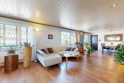 wohn- / esszimmer mit inside property, wood ceiling, holzdecke, wood finish floor, und holzfußboden