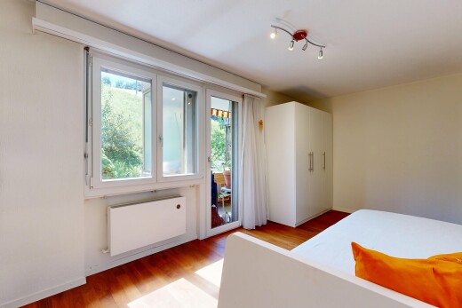 zimmer / schlafzimmer mit light floor, drywall, gipskartonwand, wood finish floor, und holzfußboden