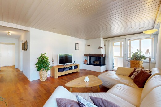 wohnzimmer mit inside property, natural light, natürliches licht, wood finish floor, und holzfußboden