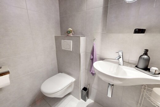 bad mit tile wall, fliesenwand, gäste-wc, inside property, und waschbecken