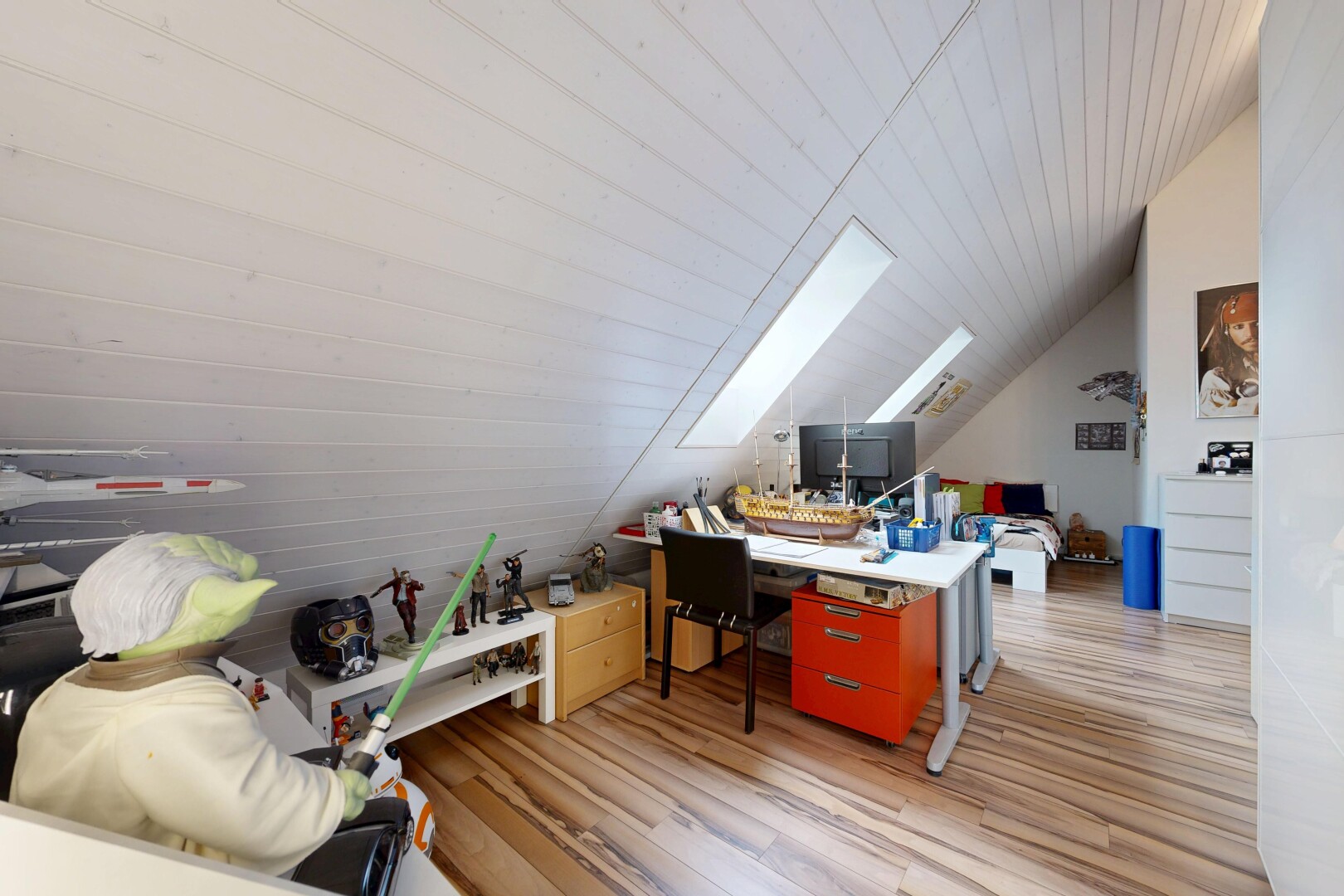 büro mit zusätzliches zimmer, vaulted ceiling, dachschräge, dachfenster, und inside property