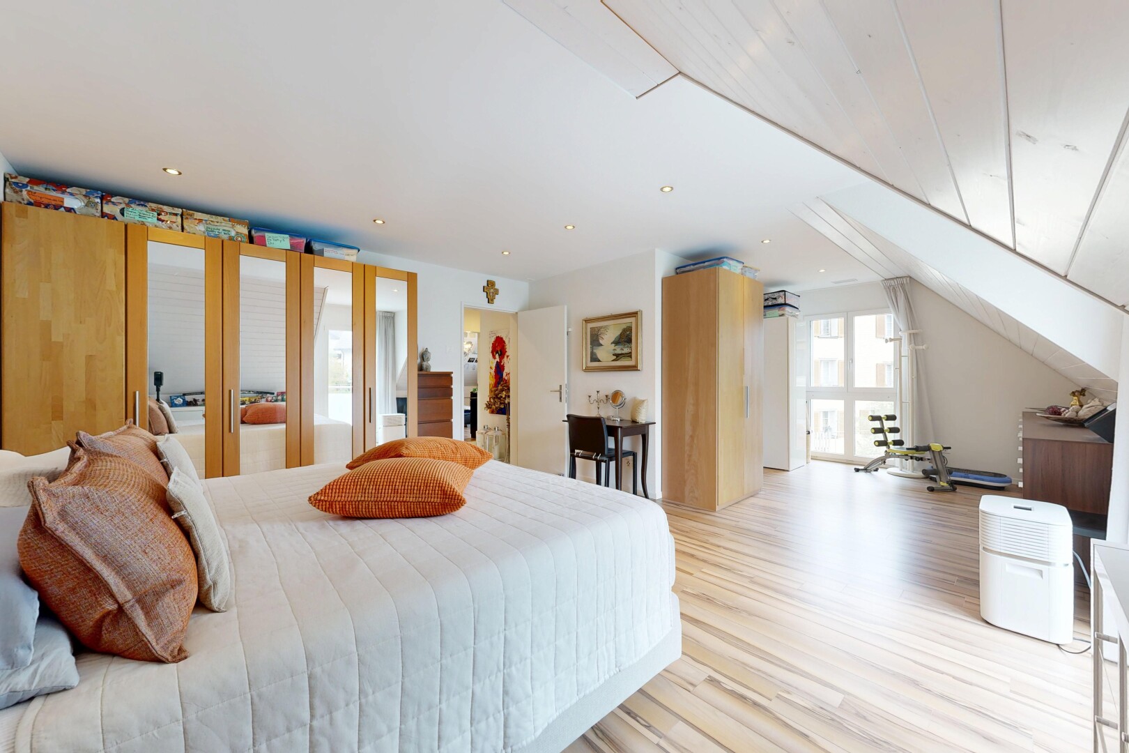 zimmer / schlafzimmer mit inside property, holzfußboden, wood finish floor, natürliches licht, und natural light