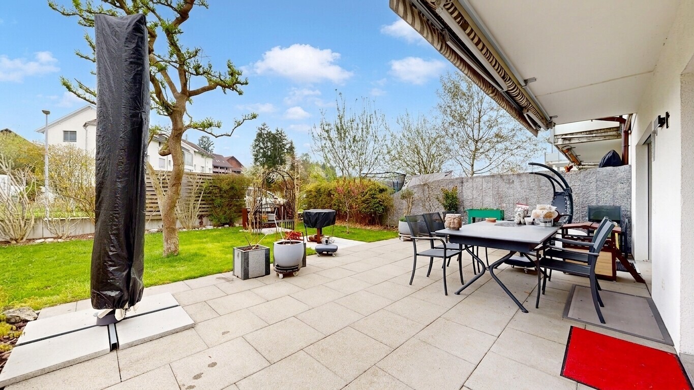 terrasse mit essbereich im freien, zaun, terrasse, from property, und day time