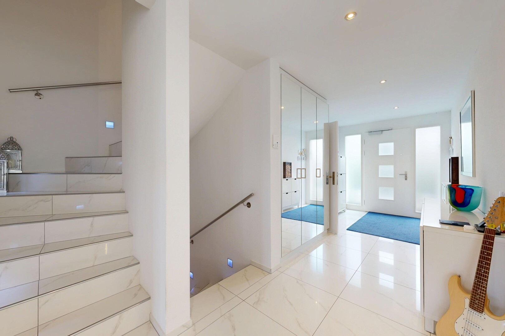 halle / korridor mit drywall, gipskartonwand, inside property, recessed lighting, und einbauleuchten