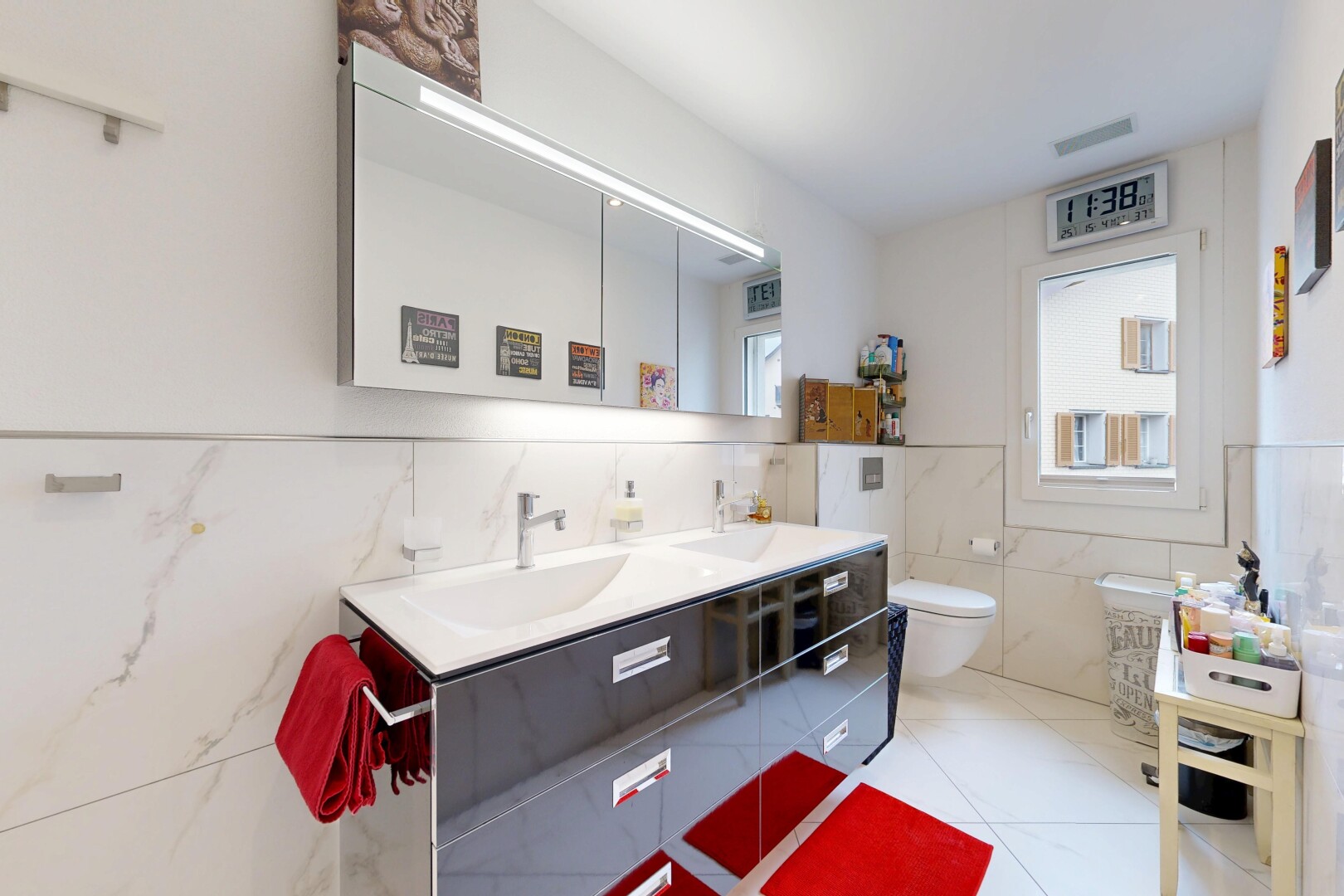 bad mit doppelwaschtisch, tile wall, fliesenwand, komplettes badezimmer, und wainscot wall