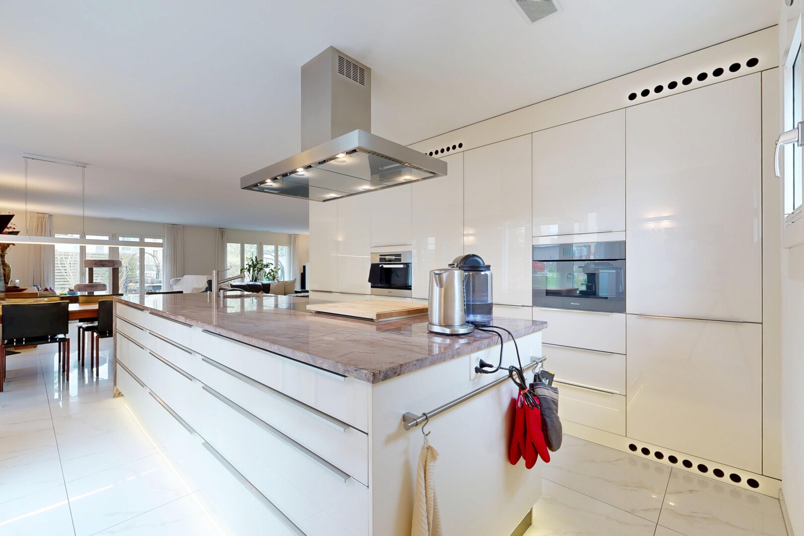 küche mit dunstabzugshaube, natürliches licht, natural light, weiße schränke, und white cabinets