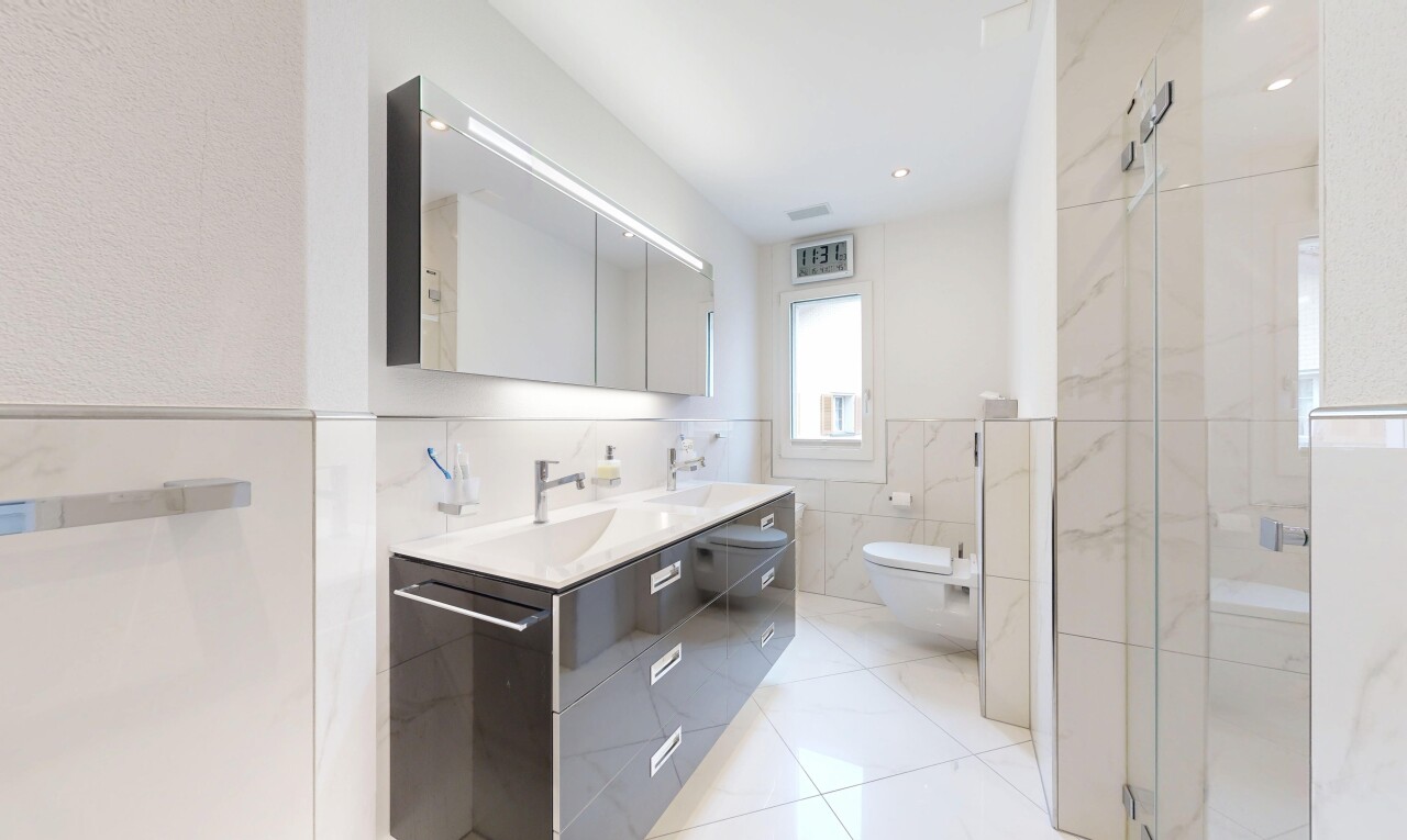 bad mit doppelwaschtisch, light floor, komplettes badezimmer, tile wall, und fliesenwand