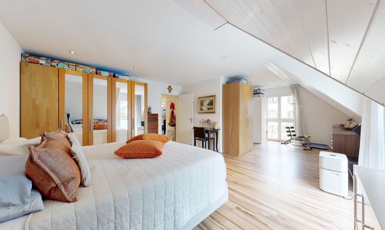 zimmer / schlafzimmer mit inside property, holzfußboden, wood finish floor, natürliches licht, und natural light