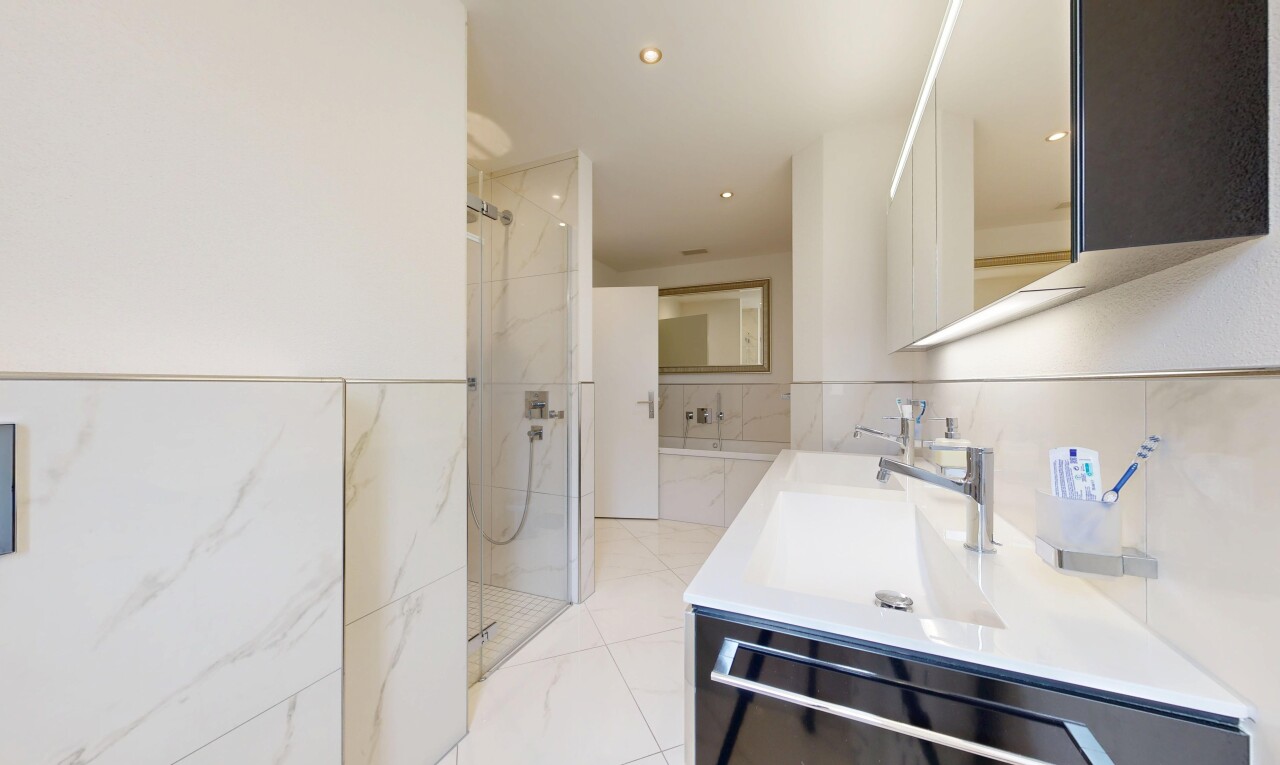 bad mit spiegel, doppelwaschtisch, dusche, light floor, und komplettes badezimmer