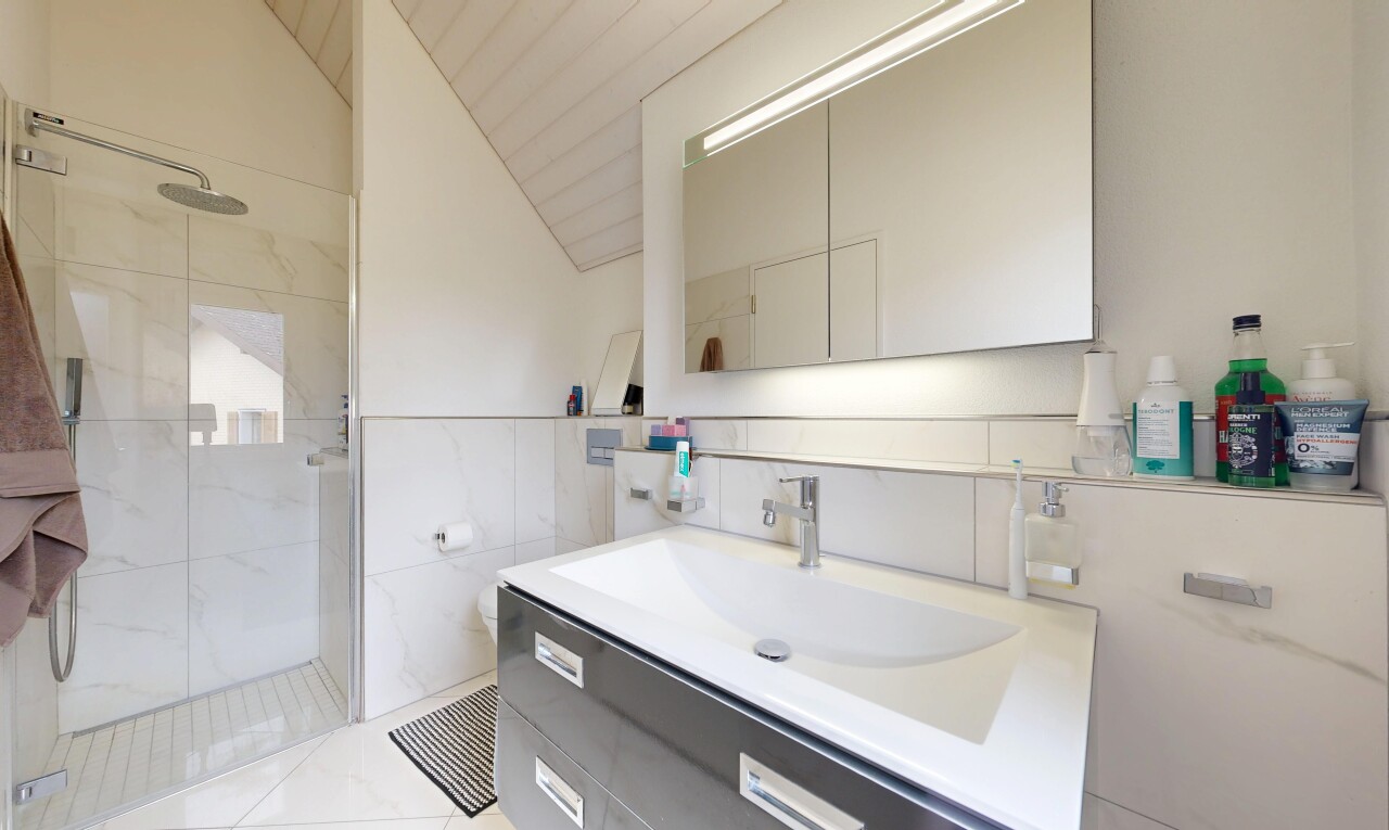 bad mit schminktisch, komplettes badezimmer, dusche, inside property, und light floor