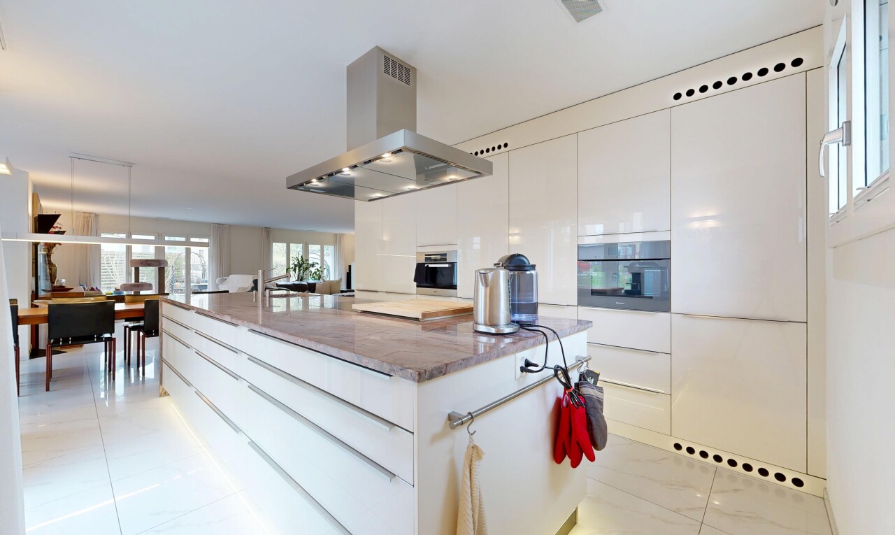 küche mit dunstabzugshaube, natürliches licht, natural light, weiße schränke, und white cabinets