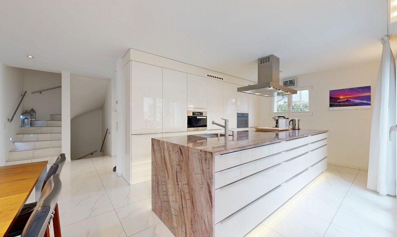 küche mit dunstabzugshaube, schränke mit flachen paneelen, flat panel cabinets, weiße schränke, und white cabinets