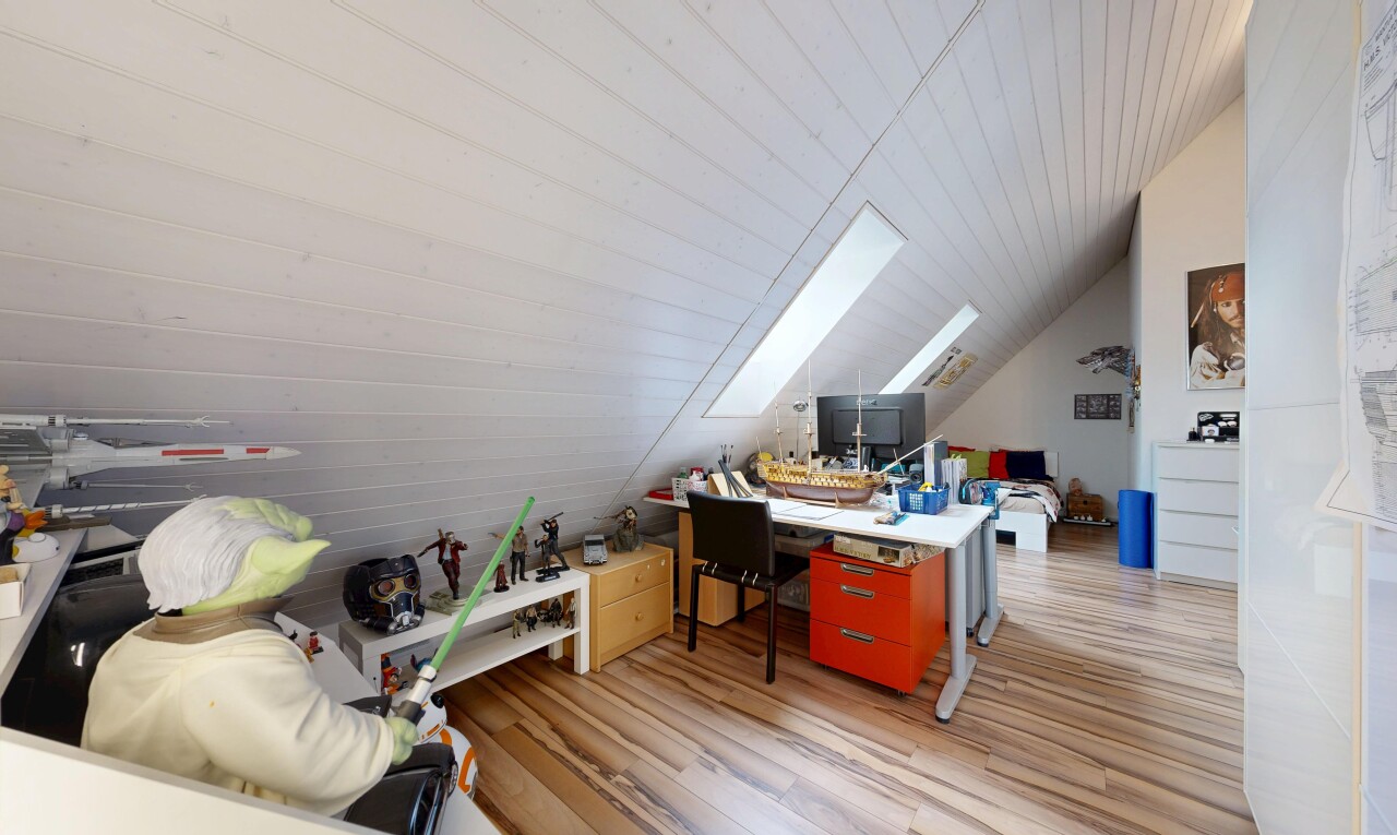 büro mit zusätzliches zimmer, vaulted ceiling, dachschräge, dachfenster, und inside property
