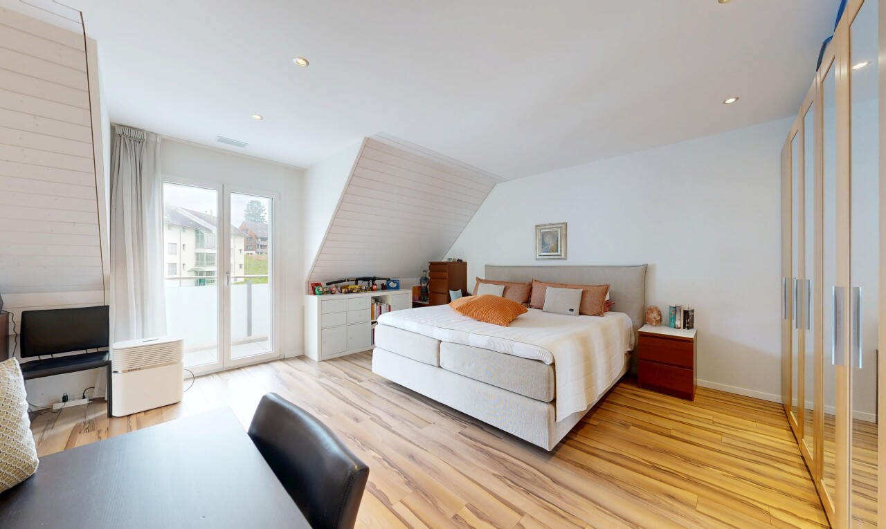 zimmer / schlafzimmer mit außenzugang, inside property, wood finish floor, holzfußboden, und drywall