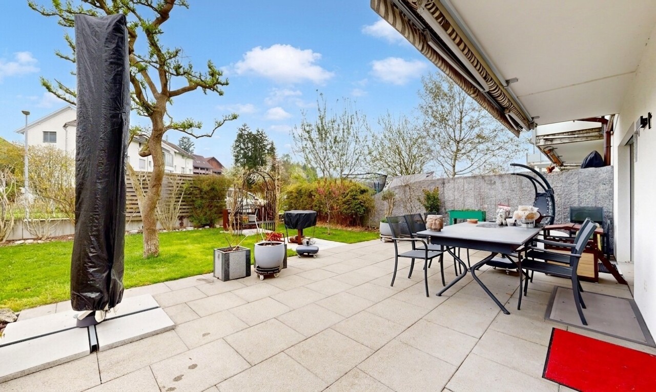 terrasse mit essbereich im freien, zaun, terrasse, from property, und day time