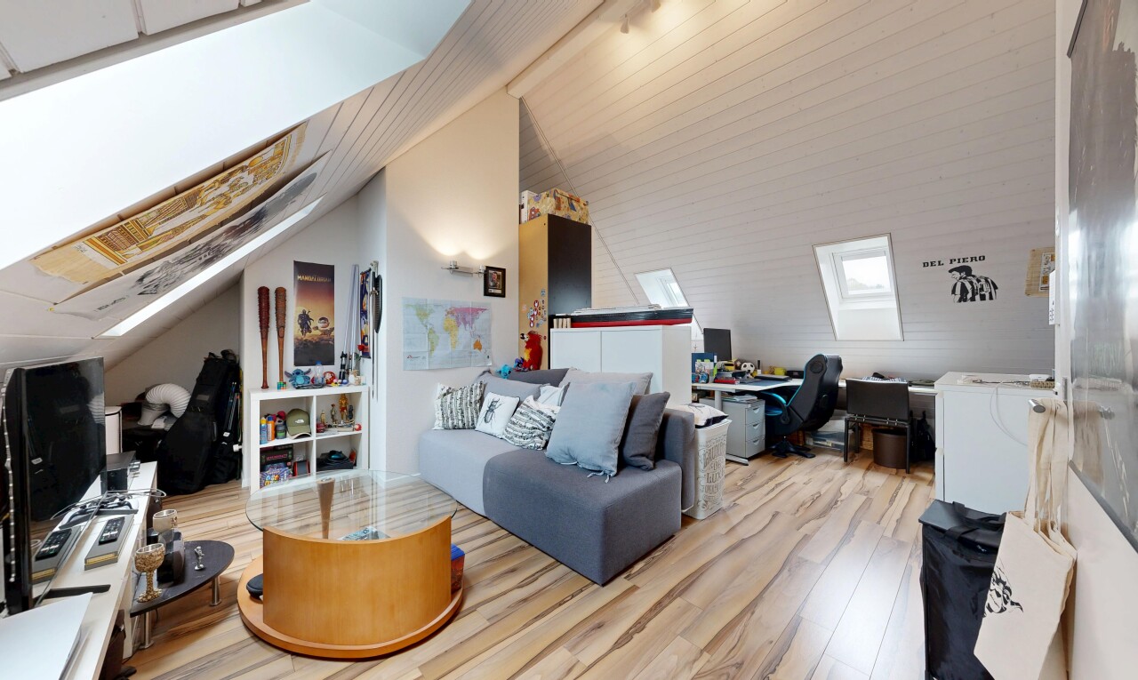 wohnzimmer mit bürobereich, zusätzliches zimmer, inside property, dachfenster, und wood finish floor