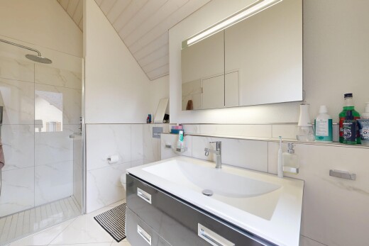 bad mit schminktisch, komplettes badezimmer, dusche, inside property, und light floor