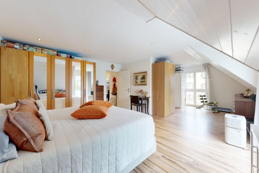 zimmer / schlafzimmer mit inside property, holzfußboden, wood finish floor, natürliches licht, und natural light