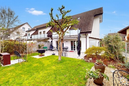 außenansicht mit zaun, terrasse, property visible, stuckverkleidung, und rasen