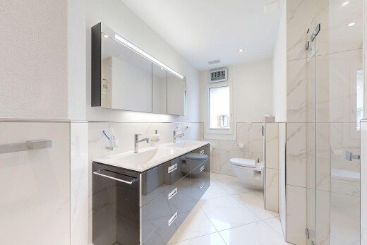 salle de bains avec double vasque, light floor, salle de bain complète, tile wall, et mur en carrelage