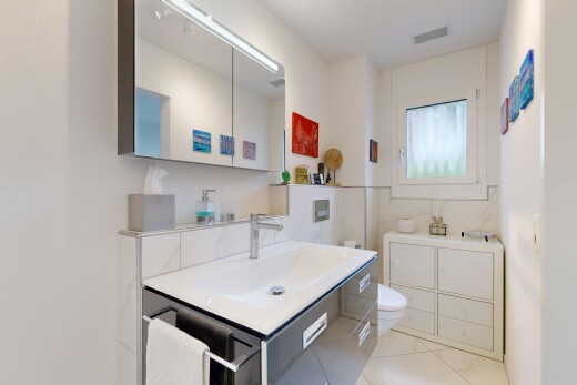 salle de bains avec miroir, lavabo (ou coiffeuse selon le contexte), lumière naturelle, natural light, et inside property