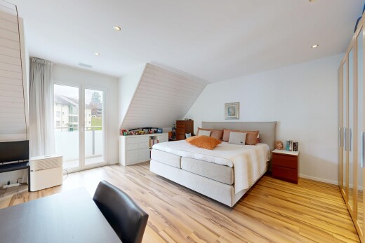 zimmer / schlafzimmer mit außenzugang, inside property, wood finish floor, holzfußboden, und drywall