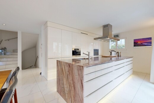 cuisine avec hotte, armoires à panneau plat, flat panel cabinets, armoires blanches, et white cabinets