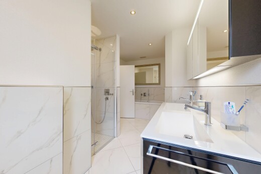 salle de bains avec miroir, double vasque, douche, light floor, et salle de bain complète