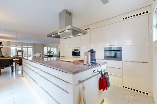 cuisine avec hotte, lumière naturelle, natural light, armoires blanches, et white cabinets