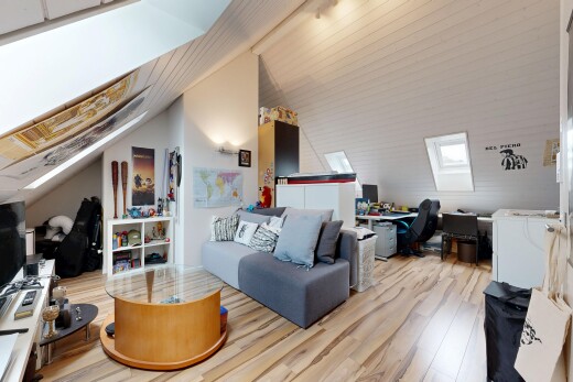 wohnzimmer mit bürobereich, zusätzliches zimmer, inside property, dachfenster, und wood finish floor