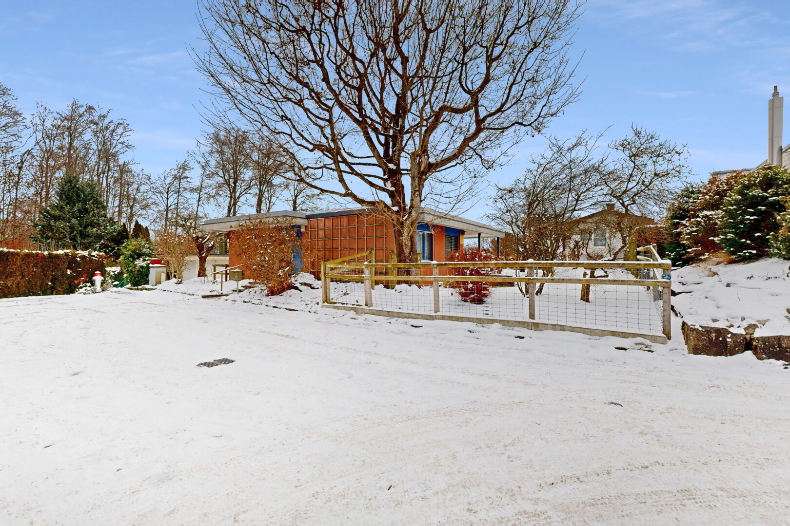 extérieur du bâtiment avec snow, day time, clôture, et property visible