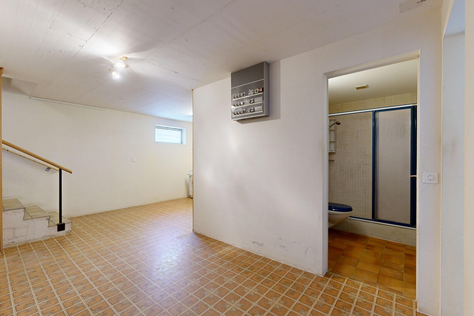 couloir avec lumière naturelle, natural light, cloison sèche, drywall, et escaliers