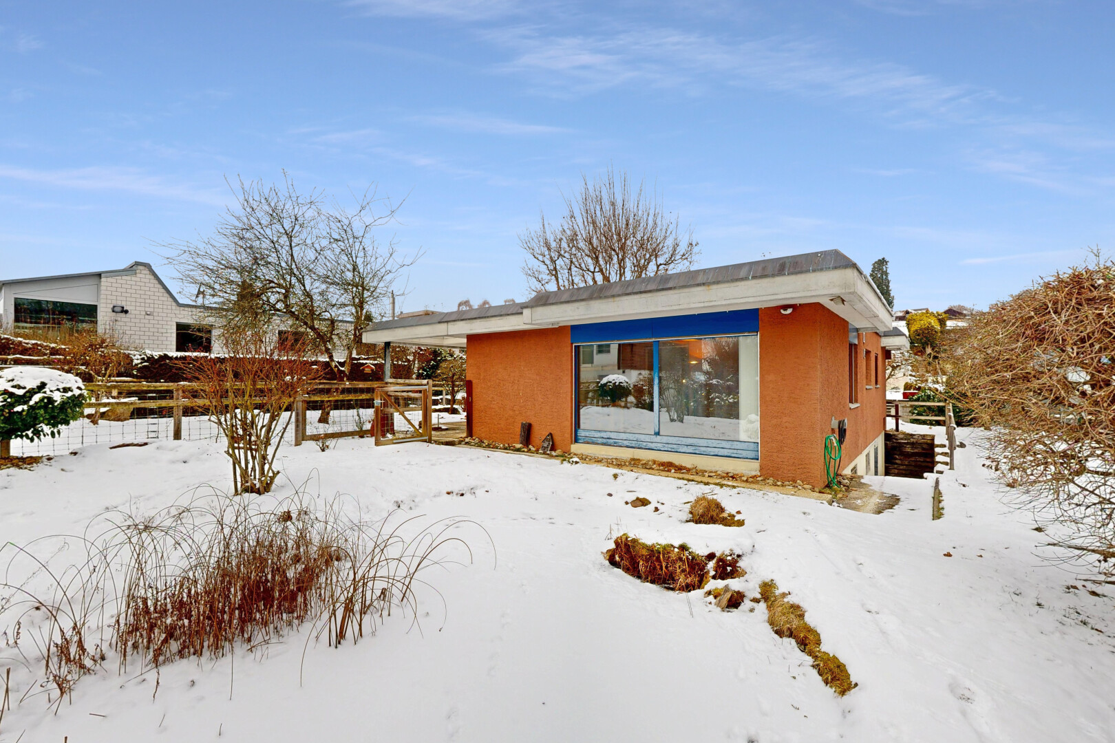 façade avec snow, property visible, day time, et clôture