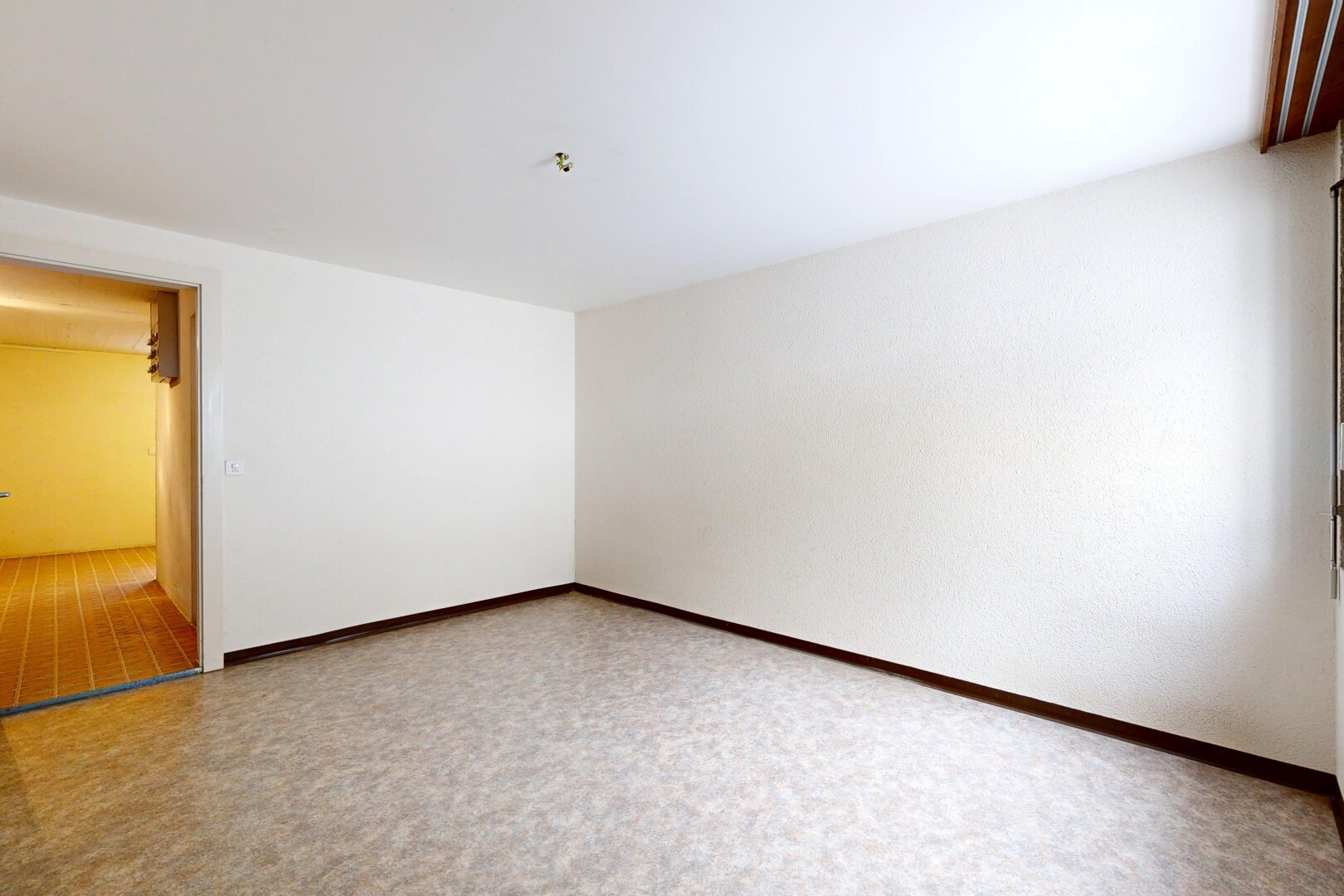 pièce vide avec inside property, cloison sèche, drywall, sol en vinyle, et vinyl floor