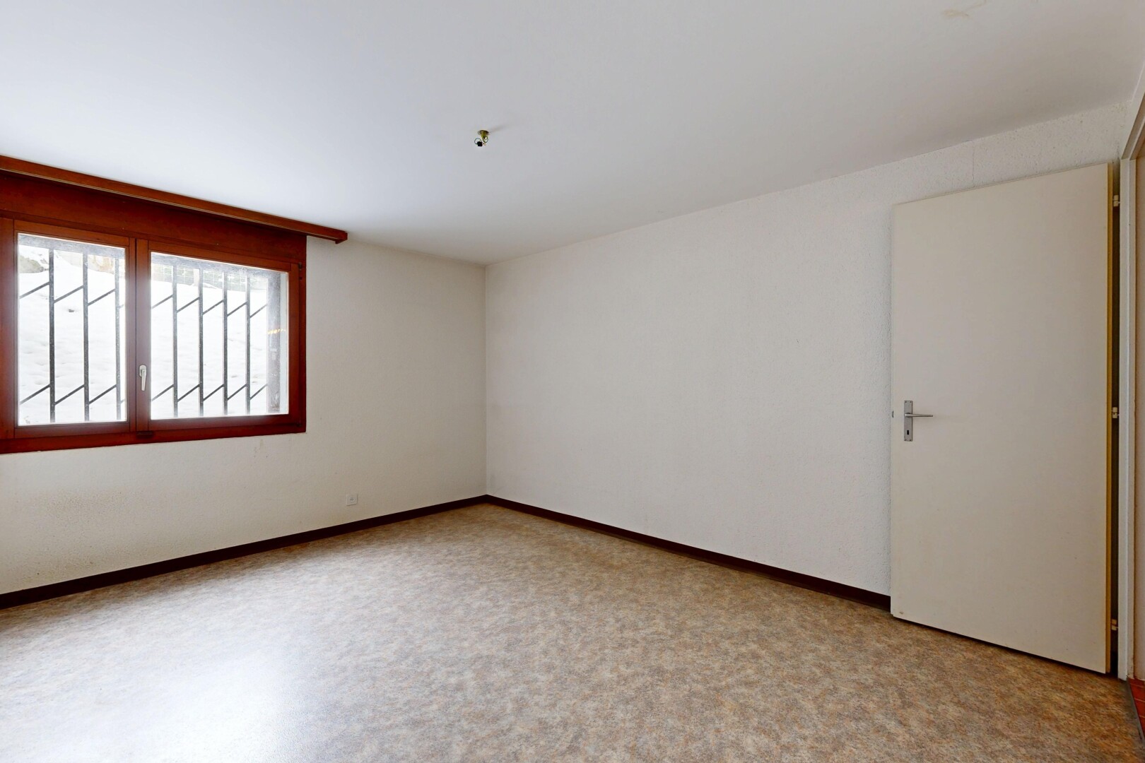 pièce vide avec lumière naturelle, natural light, cloison sèche, drywall, et inside property
