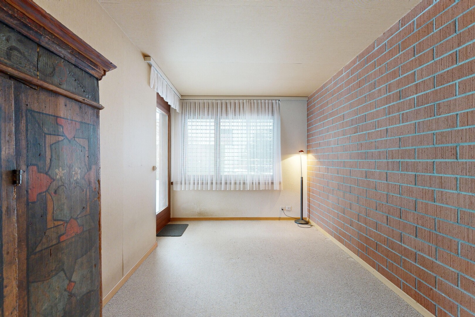 pièce vide avec mur en brique, brick wall, lumière naturelle, natural light, et cloison sèche