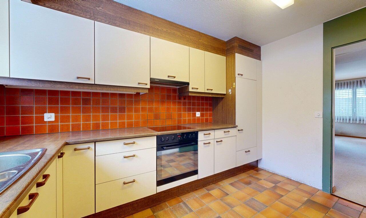 cuisine avec four, cloison sèche, drywall, dosseret, et backsplash