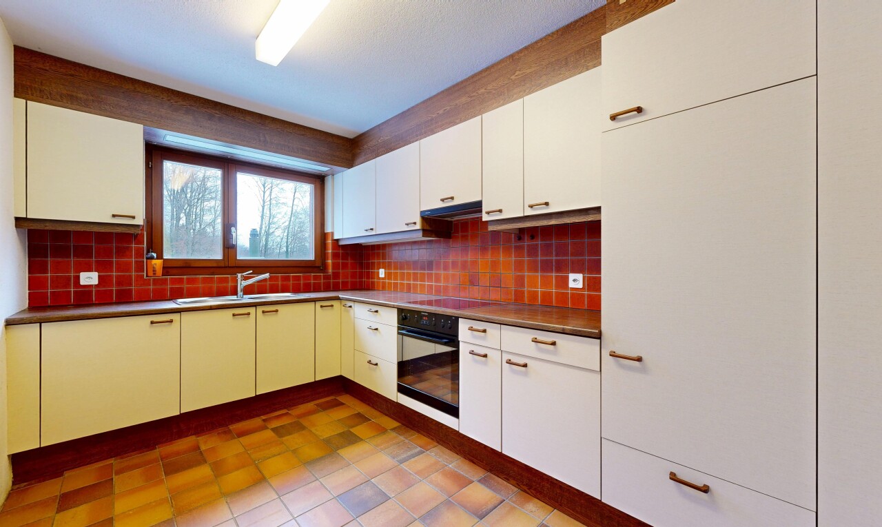 cuisine avec four, inside property, lumière naturelle, natural light, et évier