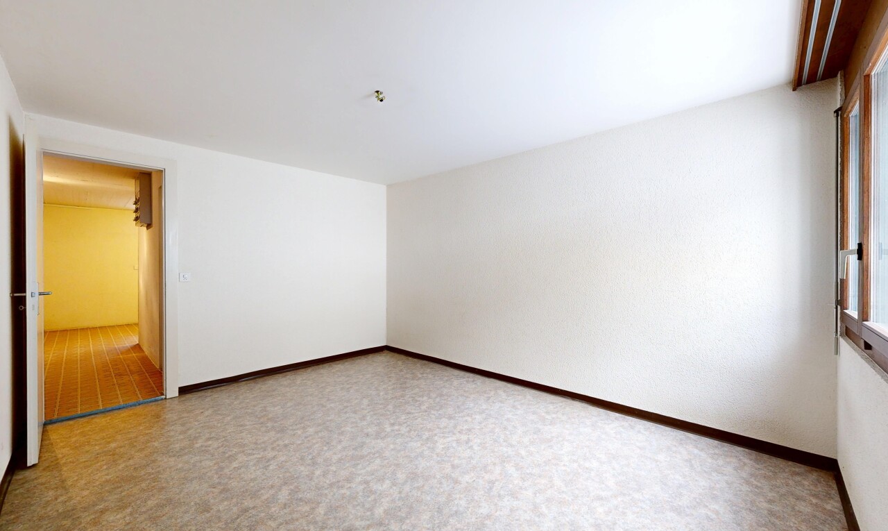 pièce vide avec inside property, cloison sèche, drywall, sol en vinyle, et vinyl floor