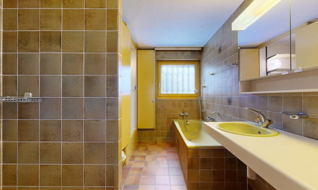 salle de bains avec salle de bain complète, bain, mur en carrelage, tile wall, et miroir