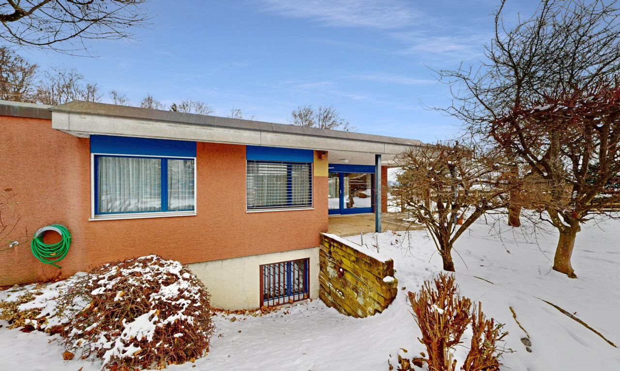façade avec snow, property visible, day time, et fondation en béton