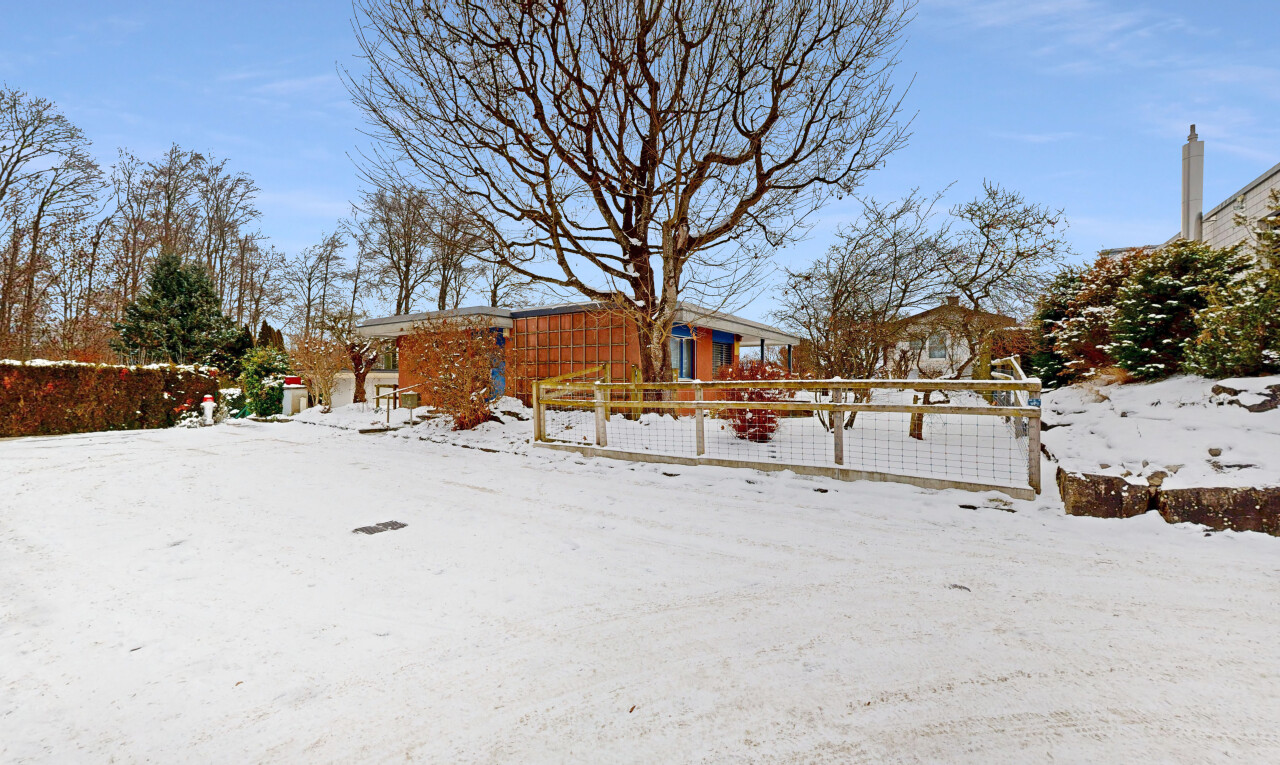 extérieur du bâtiment avec snow, day time, clôture, et property visible