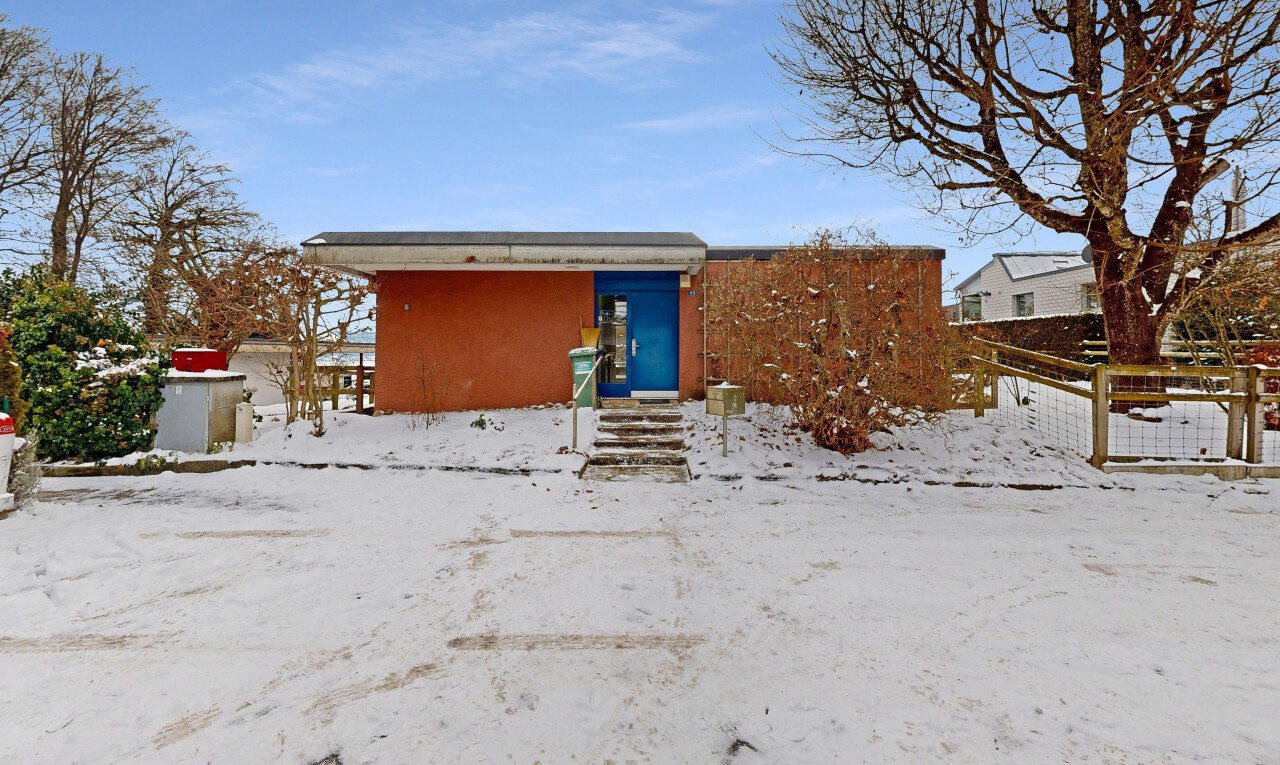 façade avec snow, day time, property visible, marches d'entrée, et clôture