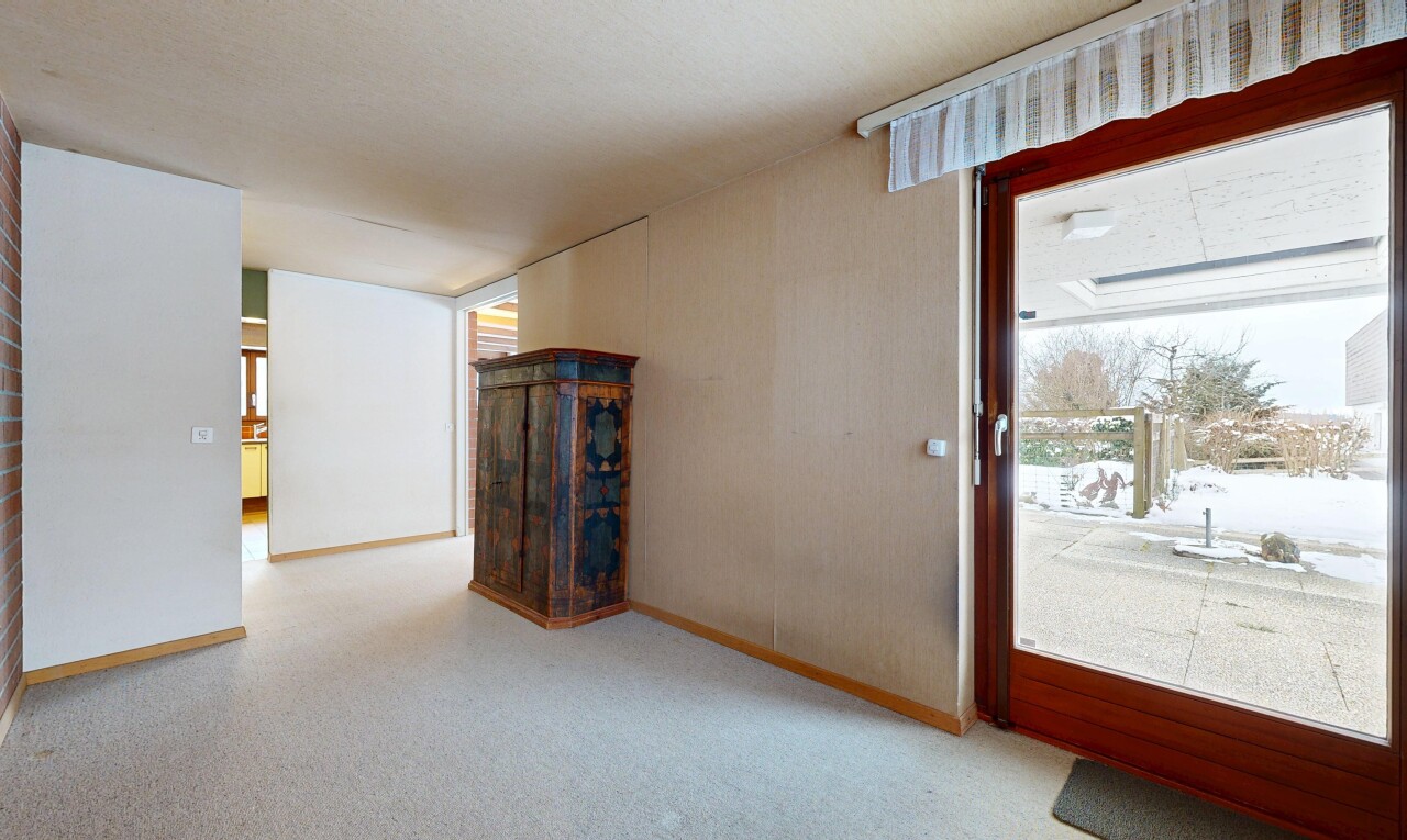 pièce vide avec inside property, lumière naturelle, natural light, plinthes murales, et baseboards wall