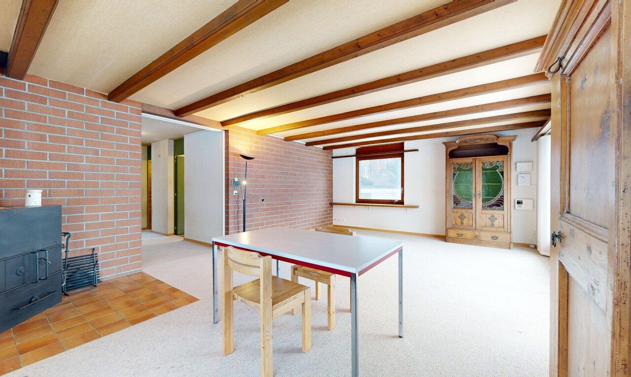salle à manger avec mur en brique, brick wall, plafond à poutres, beamed ceiling, et lumière naturelle