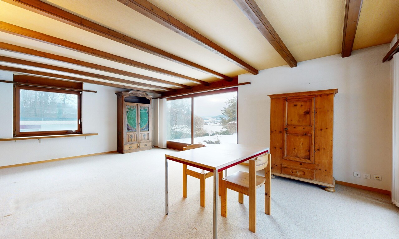 salle à manger avec lumière naturelle, natural light, plinthes murales, baseboards wall, et moquette