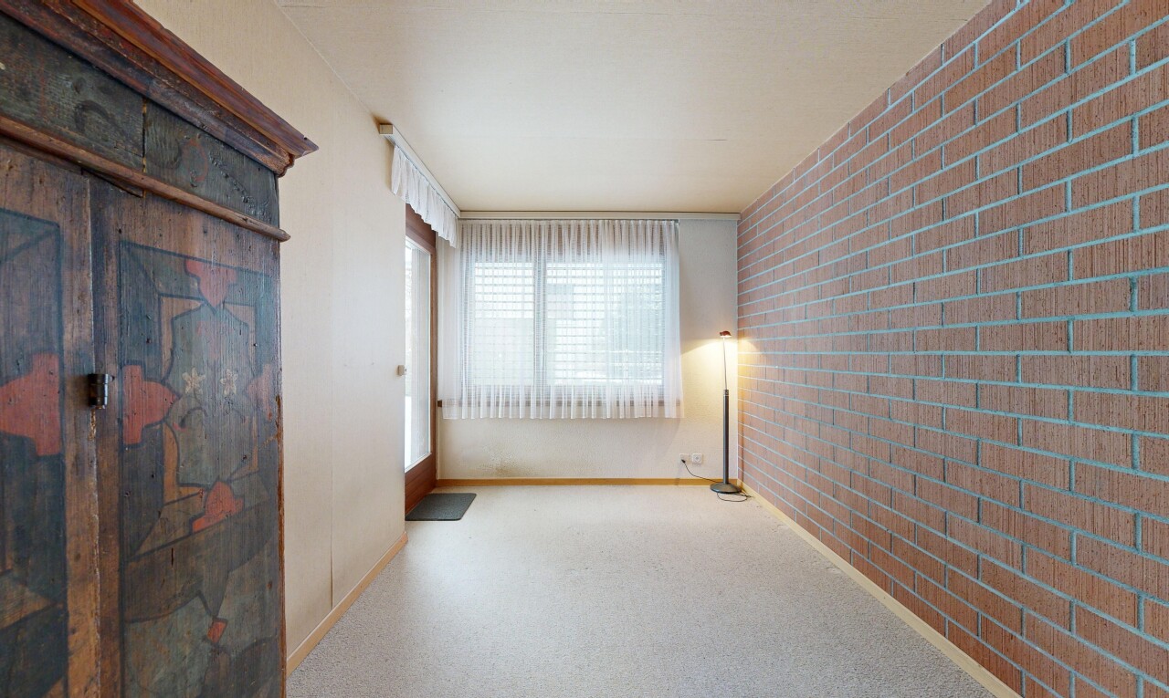 pièce vide avec mur en brique, brick wall, lumière naturelle, natural light, et cloison sèche