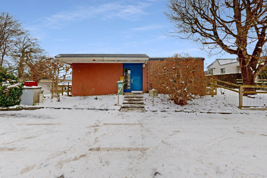 außenansicht mit snow, day time, property visible, eingangsstufen, und zaun